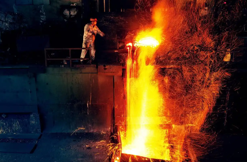 Why do foundries choose to use ASTM 1045 steel to produce large cast steel parts?